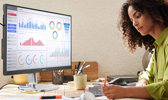 TCO Edge sertifikalı Philips monit&ouml;rlerle &ccedil;alışan bir kadın.